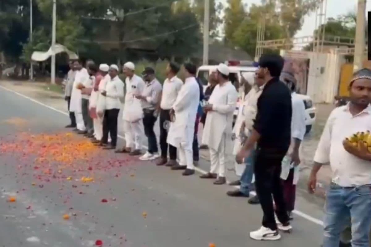 कांवड़ियों पर फूलों की बारिश, बांटे फल... मुस्लिम समाज ने निभाई मेहमान नवाजी, देखें वीडियो