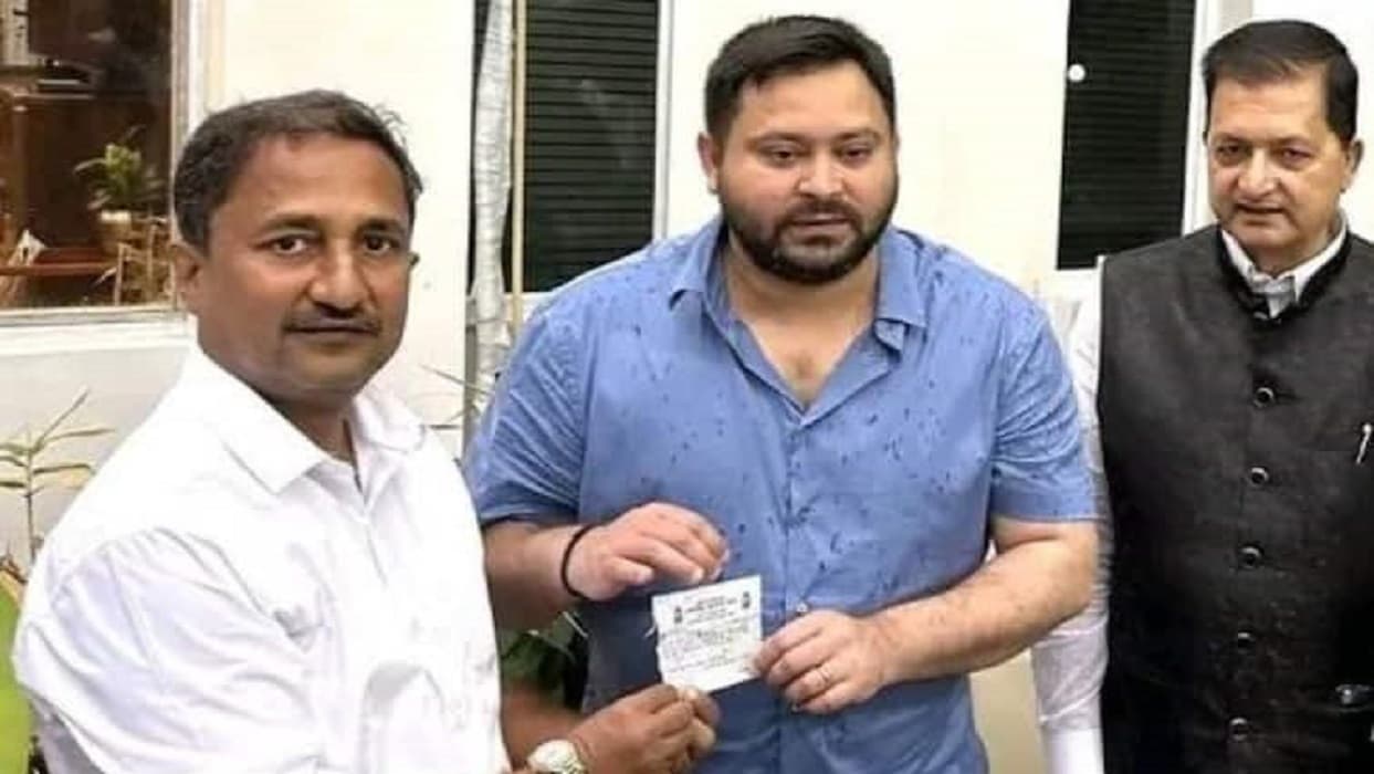 सुपर 30 वाले आनंद कुमार के भाई राजद में शामिल, तेजस्वी यादव ने दिलाई सदस्यता