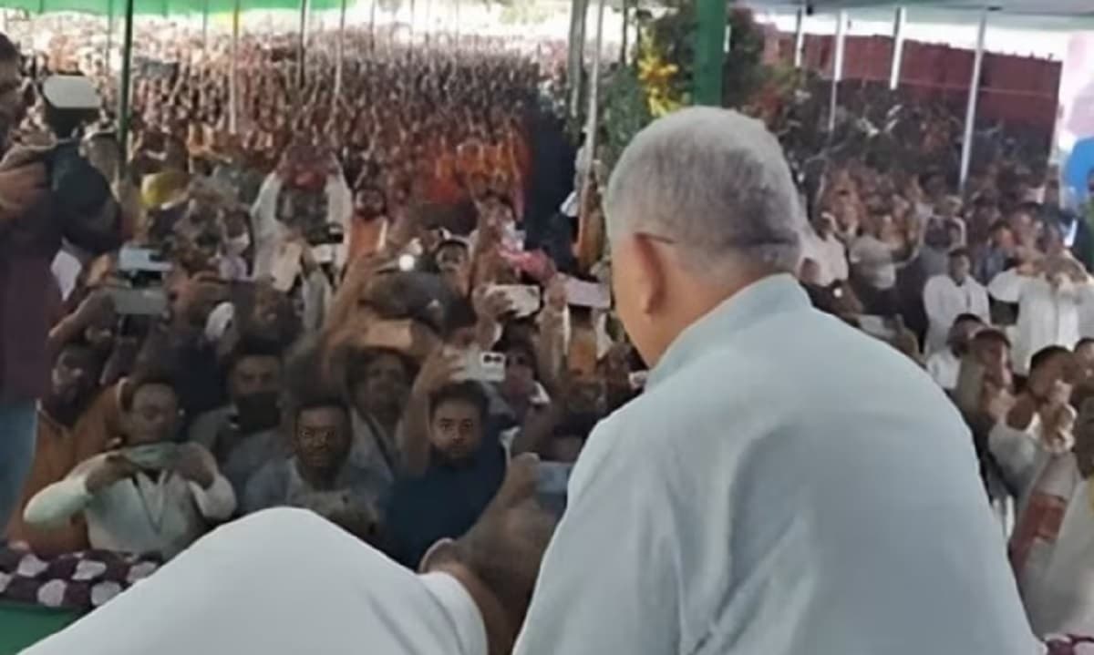 Bihar Politics: जदयू में बदल रहा सियासी समीकरण, अशोक चौधरी ने ललन सिंह के पैर छुए