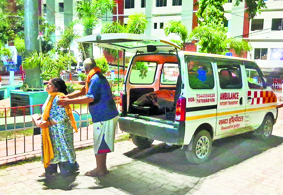 Gopalganj News : बिजली के पोल पर चढ़ते ही करेंट से लाइनमैन की मौत, लोगों में आक्रोश