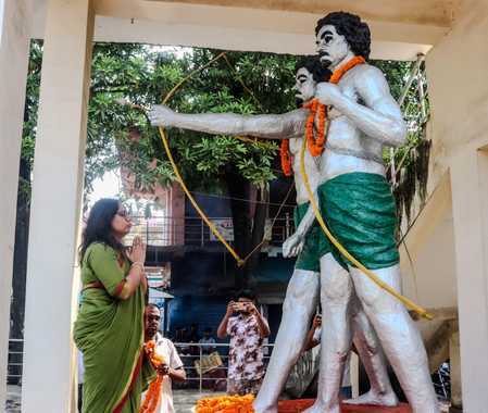 हूल दिवस पर डीसी, एसपी और डीडीसी ने माल्यार्पण कर जतायी शहीदों के प्रति श्रद्धा