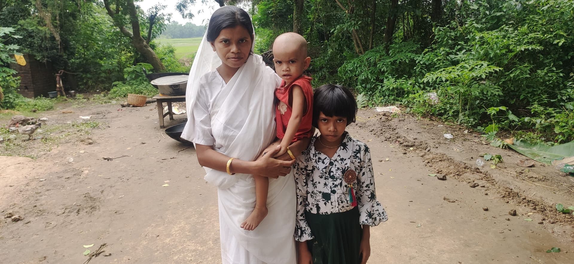 East Singhbhum News : पति के देहांत के बाद विधवा व दो बच्चे दाने-दाने को मोहताज