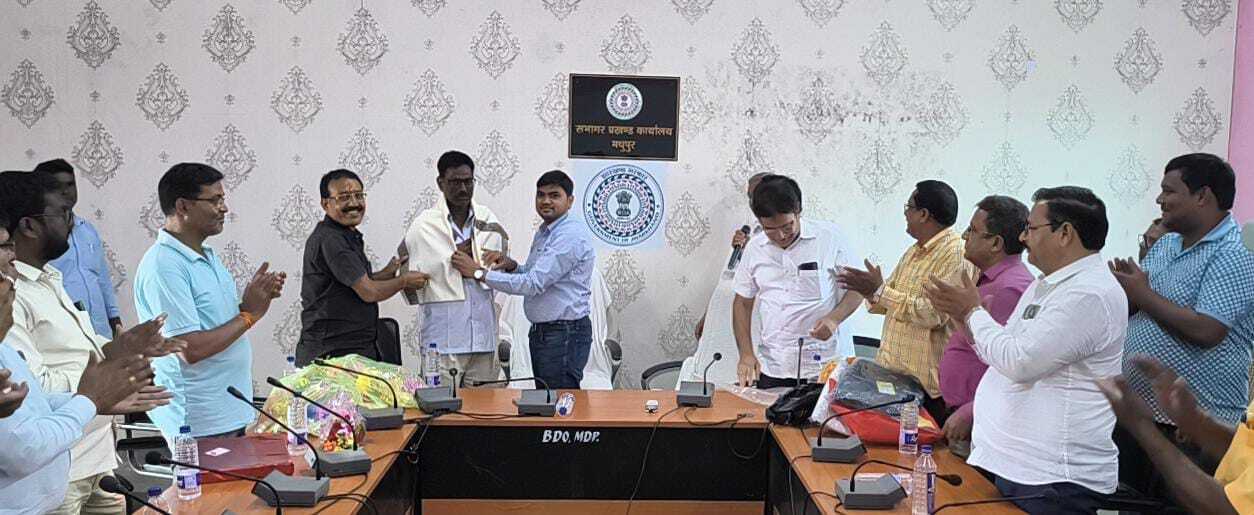 सेवानिवृत्ति पर पंचायत सेवक को दी गयी विदाई