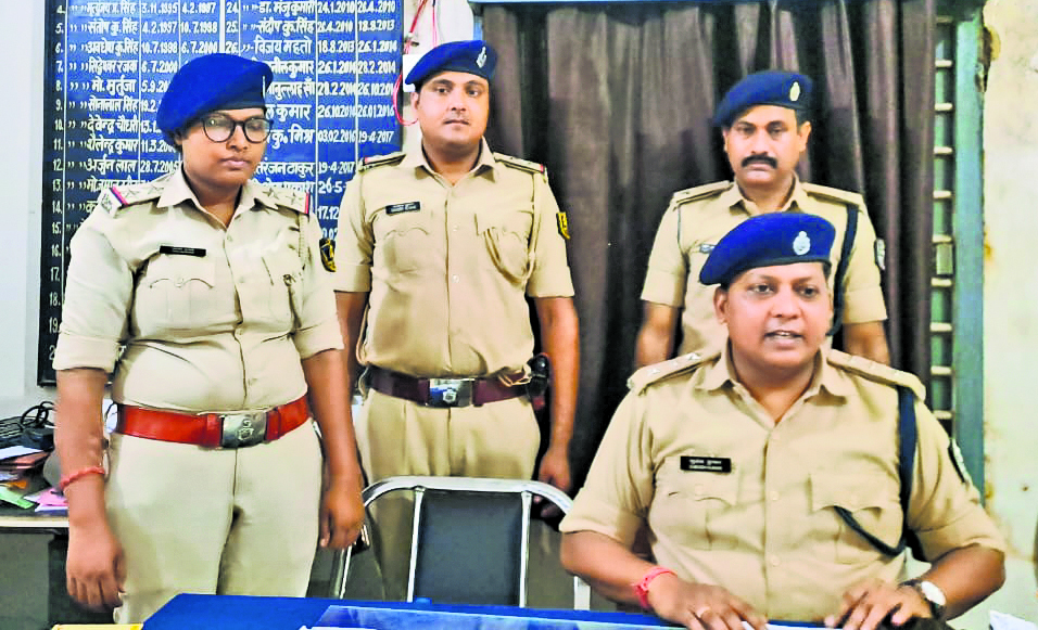 Hajipur News : 970 लीटर स्पिरिट, स्टीकर व ढक्कन बरामद, माफिया गिरफ्तार