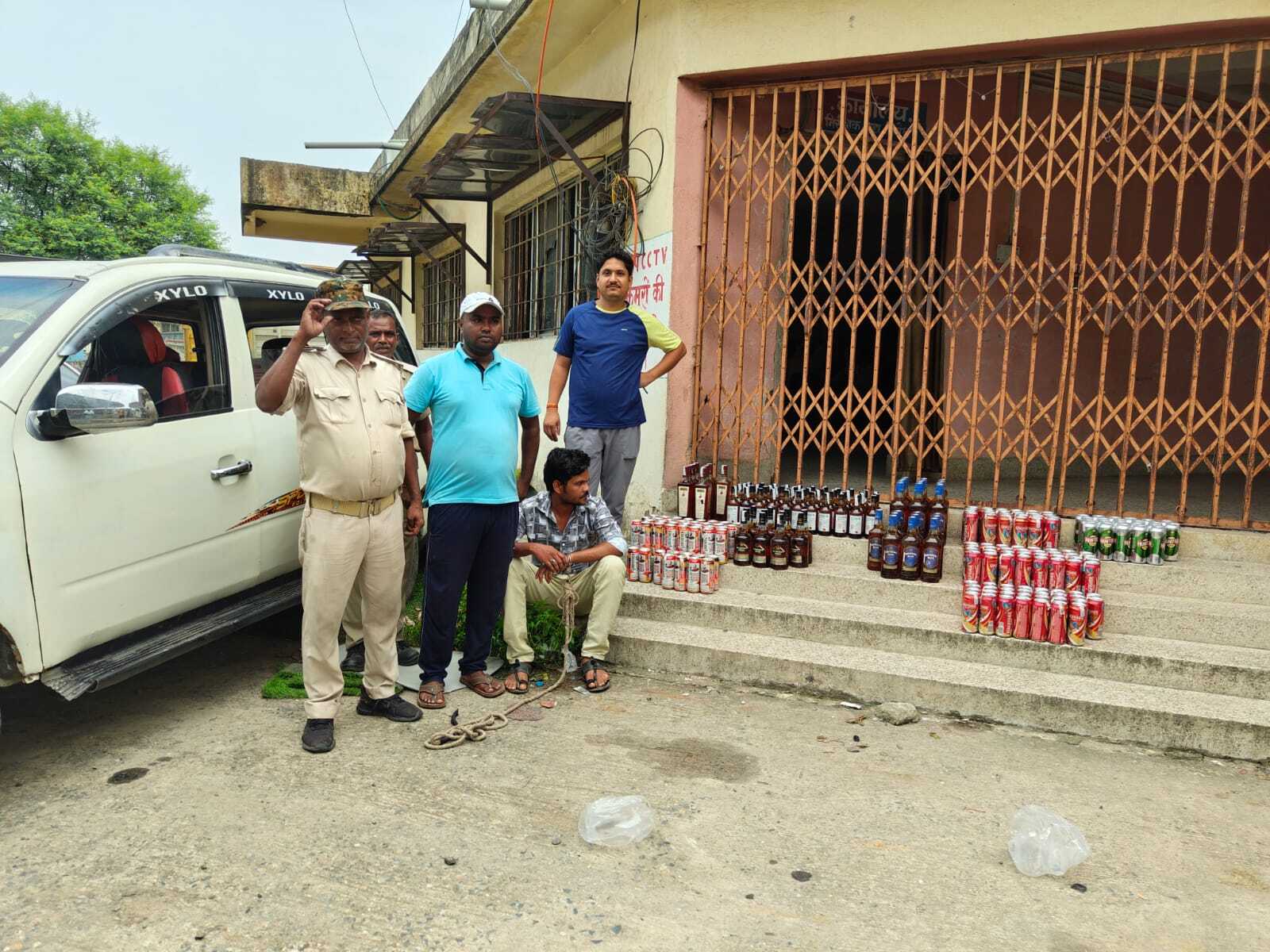 कार से 85 बोतल शराब व 107 केन बियर जब्त