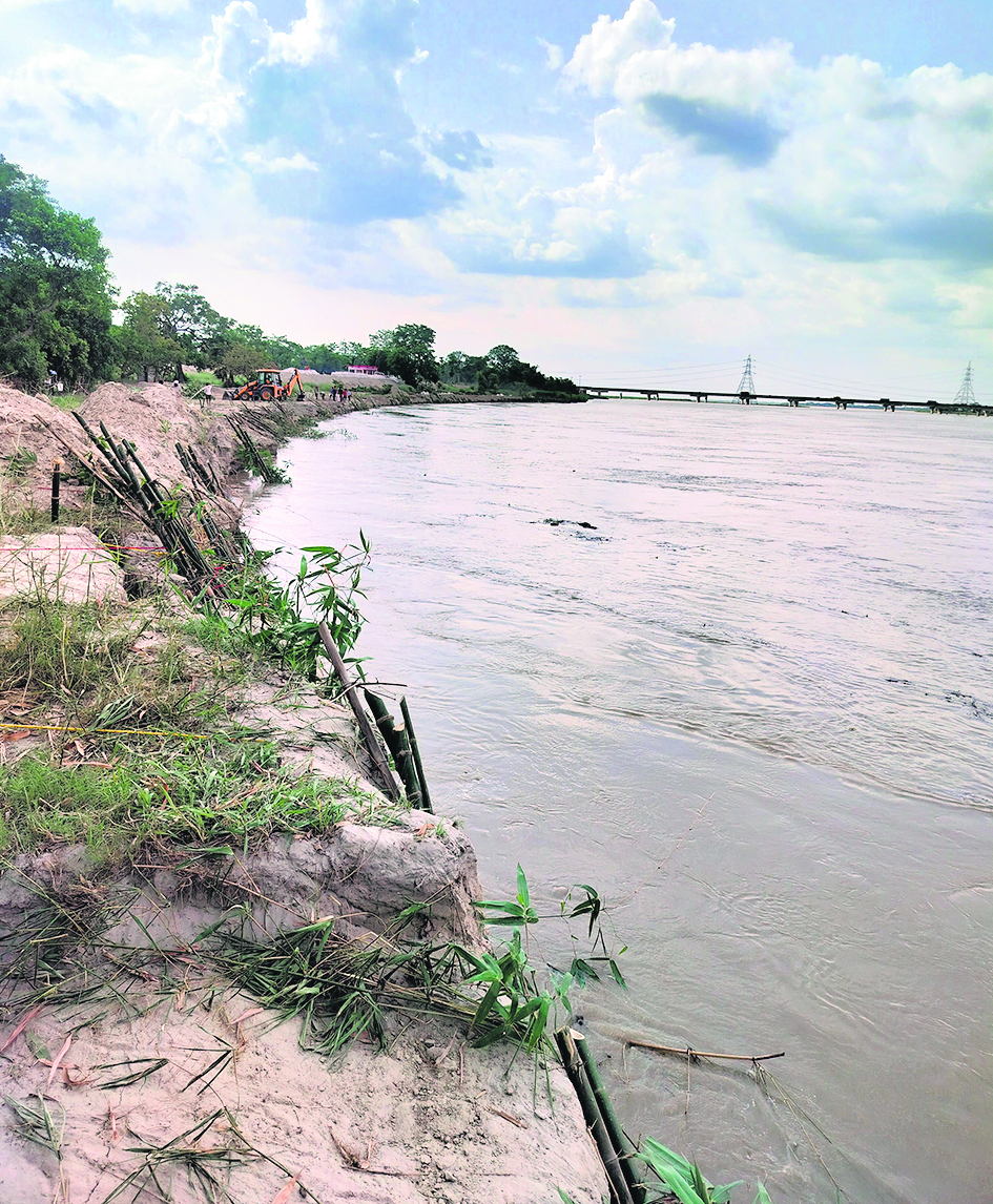 Gopalganj News : दीपऊ-पकड़ी बांध को बचाने के लिए जंग जारी, नदी के शिफ्ट होने से बिगड़ी हालत