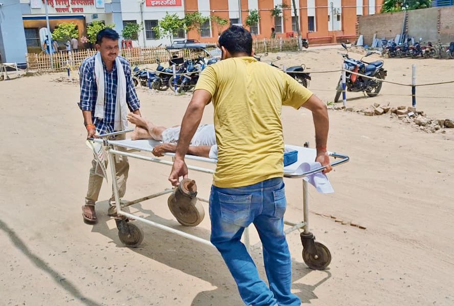 Saran News : छपरा सदर अस्पताल में वार्ड अटेंडेंट नहीं, परिजन खींचते हैं स्ट्रेचर