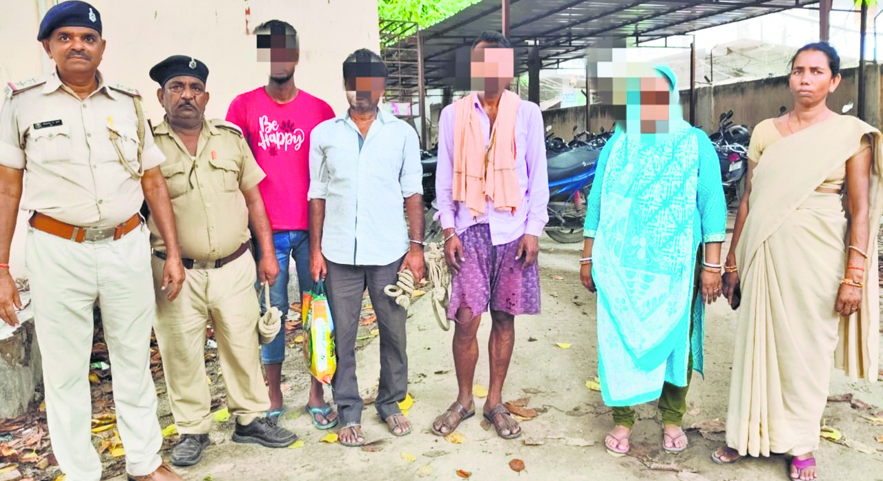 Saran News : पुलिस टीम पर हमले में फरार महिला सहित चार गिरफ्तार