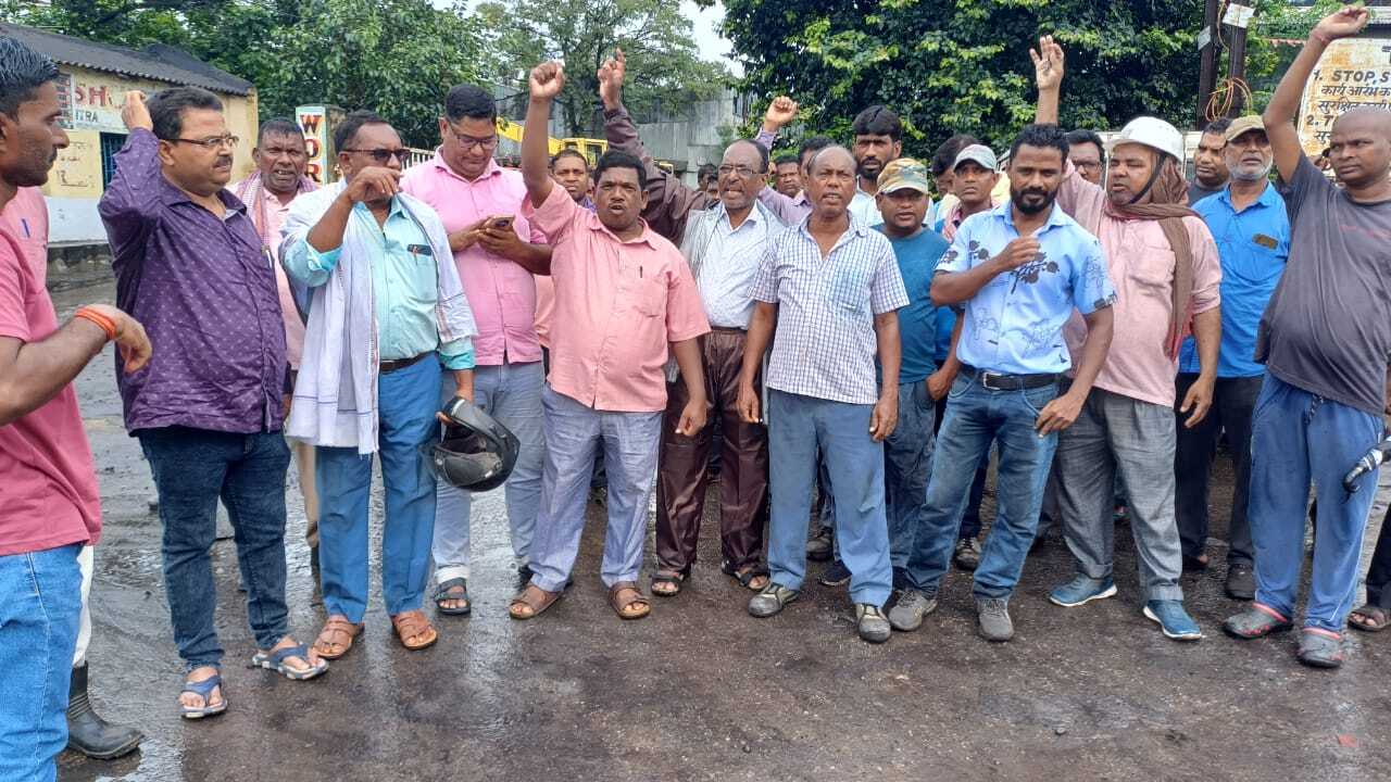 Deoghar news : हड़ताल को सफल बनाने के लिए गेट मीटिंग कर केंद्र की नीतियों की आलोचना की