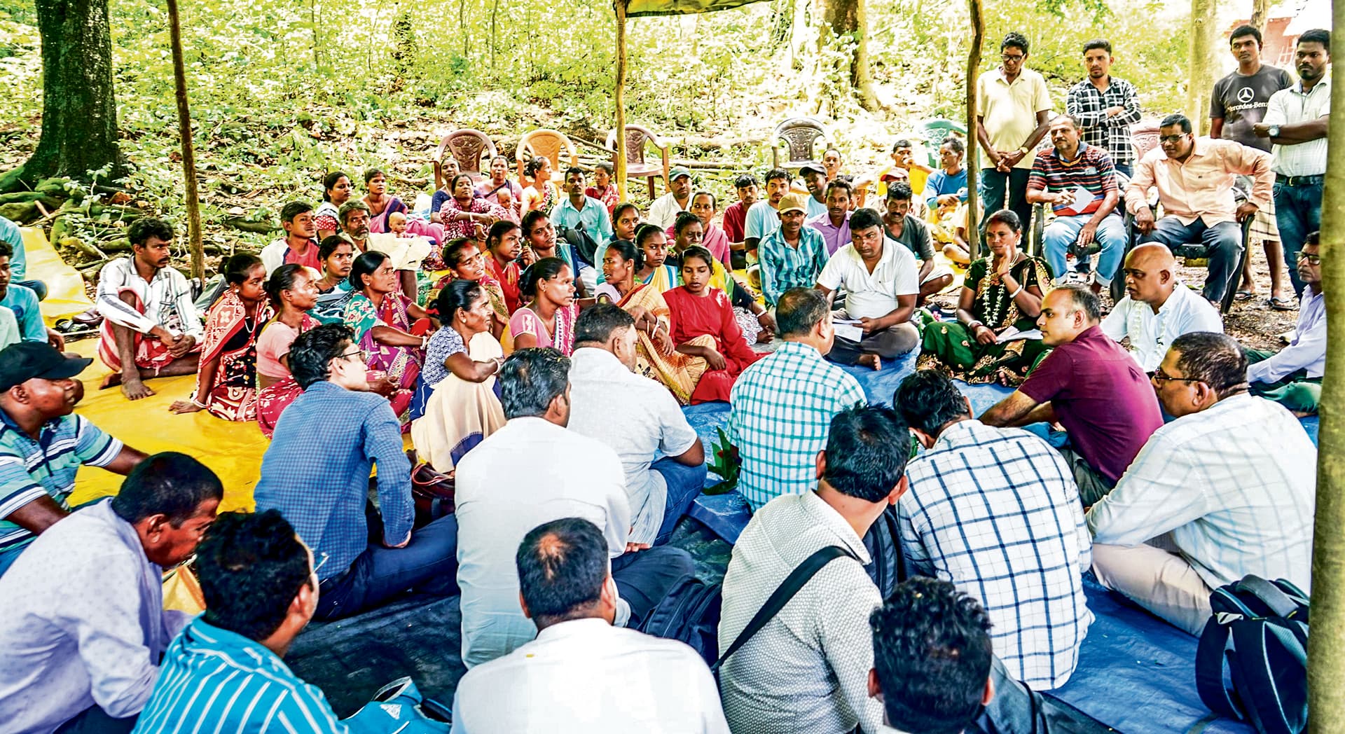 East Singhbhum News : पहाड़ी पगडंडी से बाइक व पैदल चलकर कोलाबाड़िया गांव पहुंचे डीसी, ग्रामीणों से संवाद कर जाना हाल