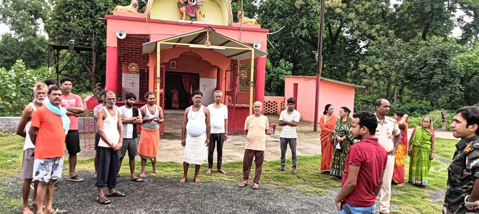 रेलवे दुर्गा मंदिर में चोरी पर ग्रामीणों ने जताया आक्रोश