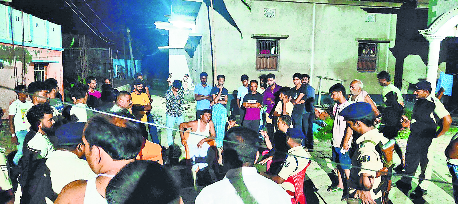 Gopalganj News : फतेहपुर में दो पक्षों में हिंसक झड़प के बाद तनाव, पुलिस कर रही कैंप