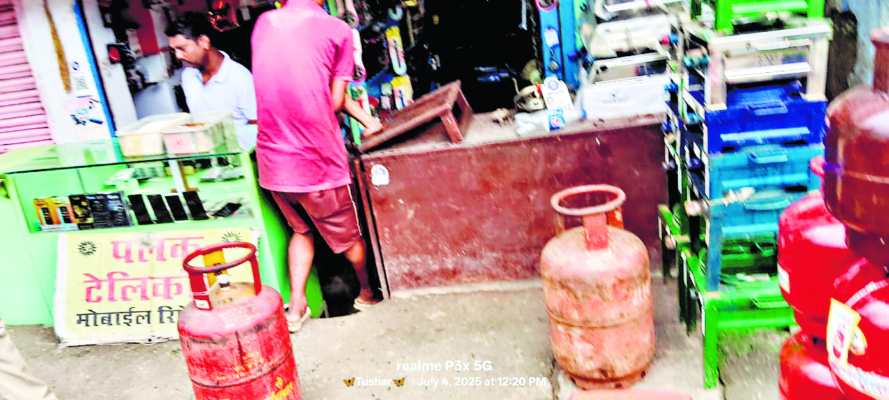 Jamshedpur News : मानगो : घरेलू गैस सिलिंडर की खरीद-बिक्री-कटिंग रैकेट का भंडाफोड़, तीन दुकानें सील