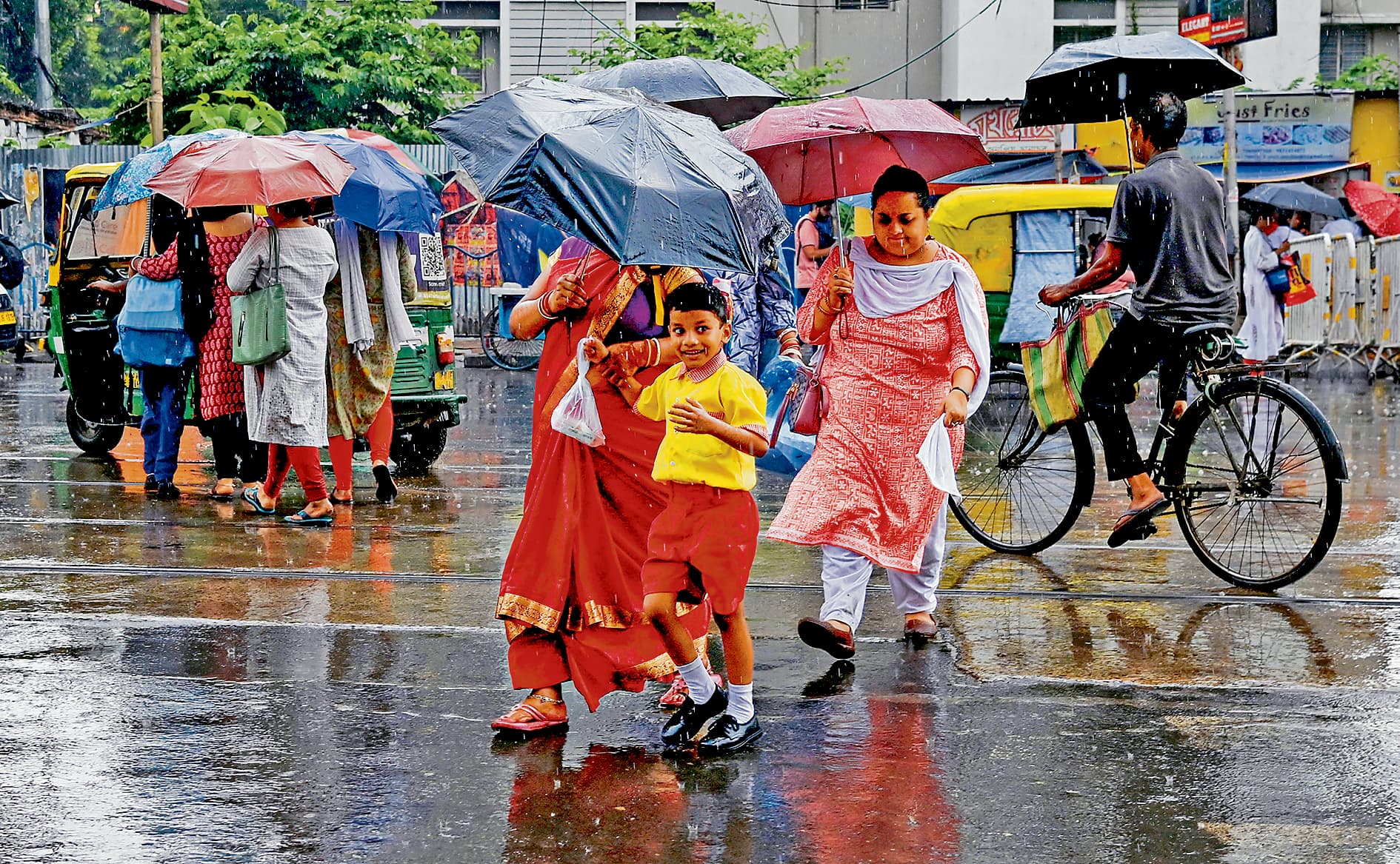 कोलकाता सहित कई जिलों में भारी बारिश की चेतावनी