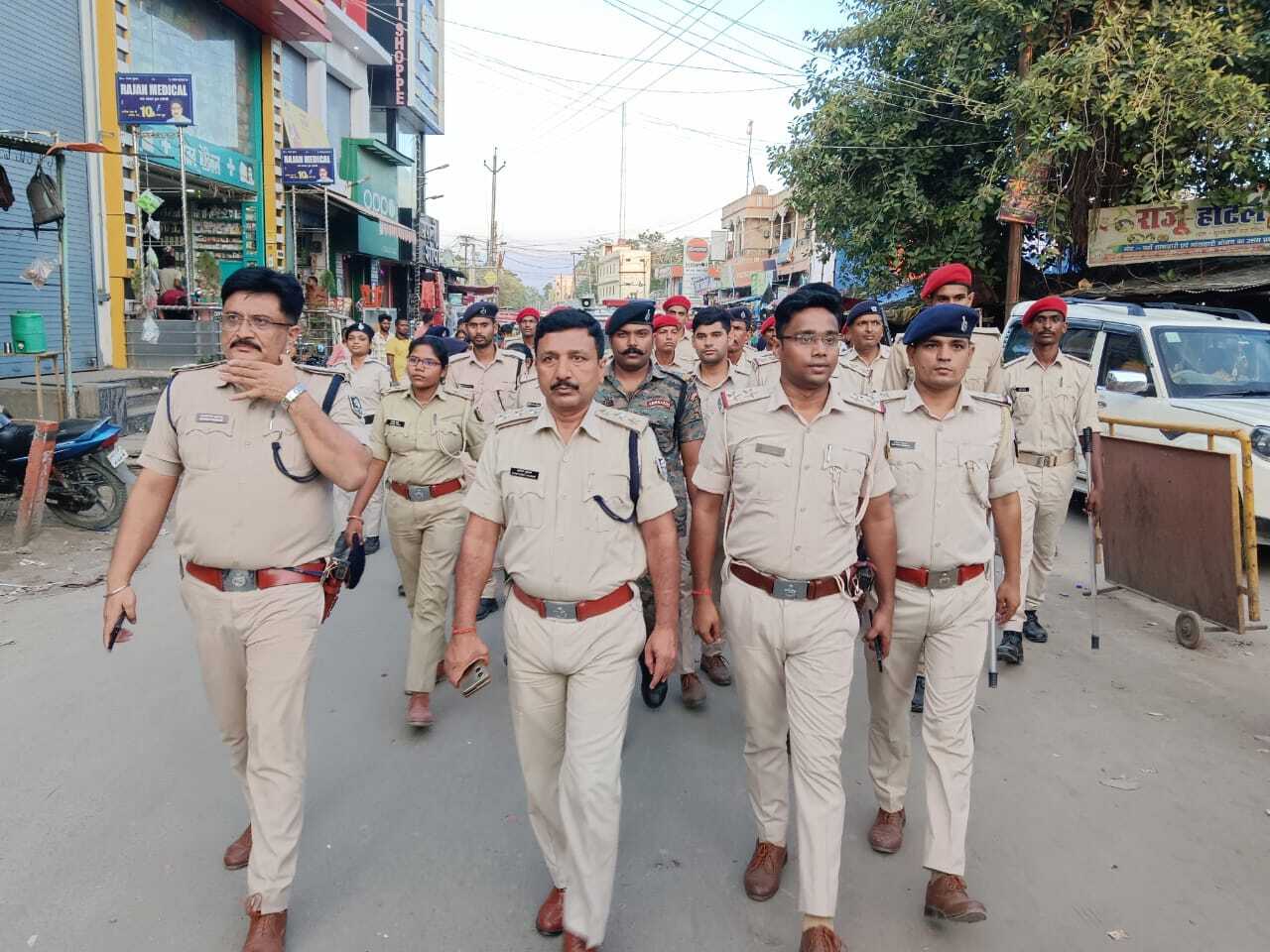 Motihari: मुहर्रम को लेकर पुलिस ने किया फ्लैग मार्च