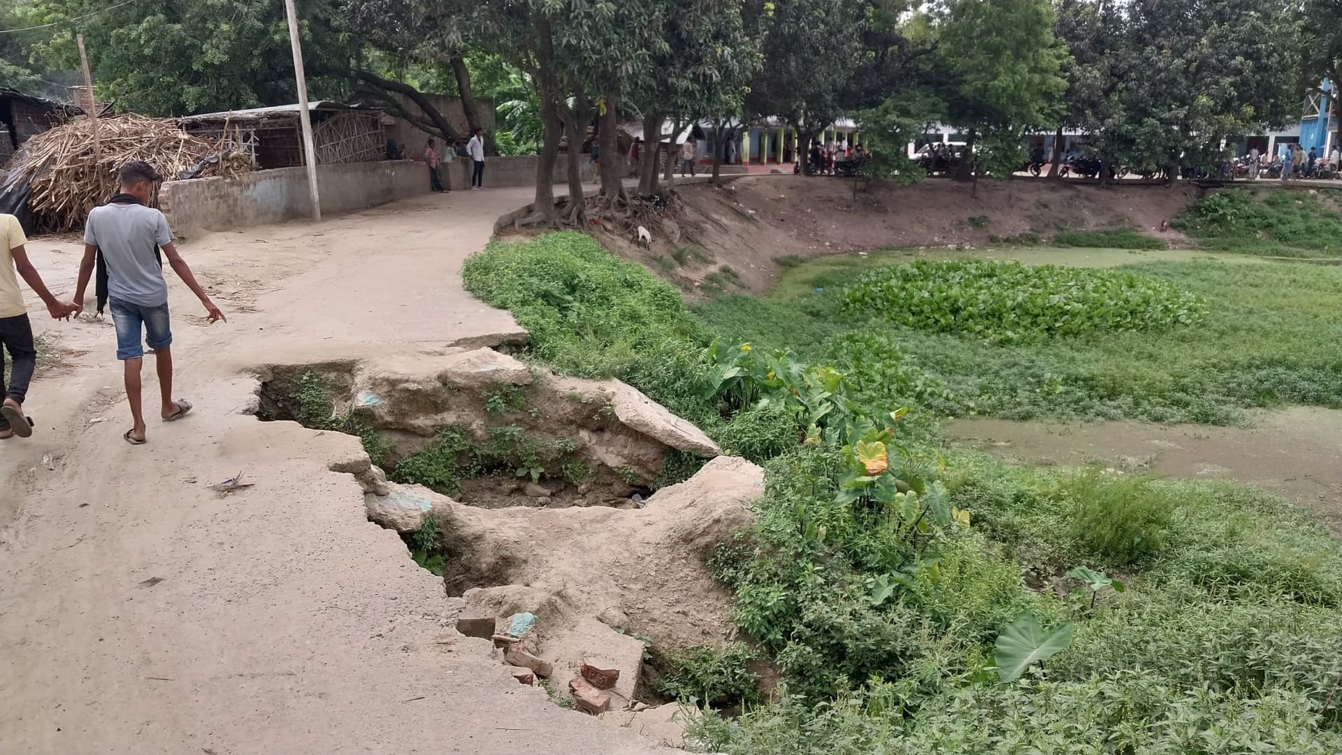 इमदादुल गुरुवा मदरसा का पहुंच पथ जर्जर