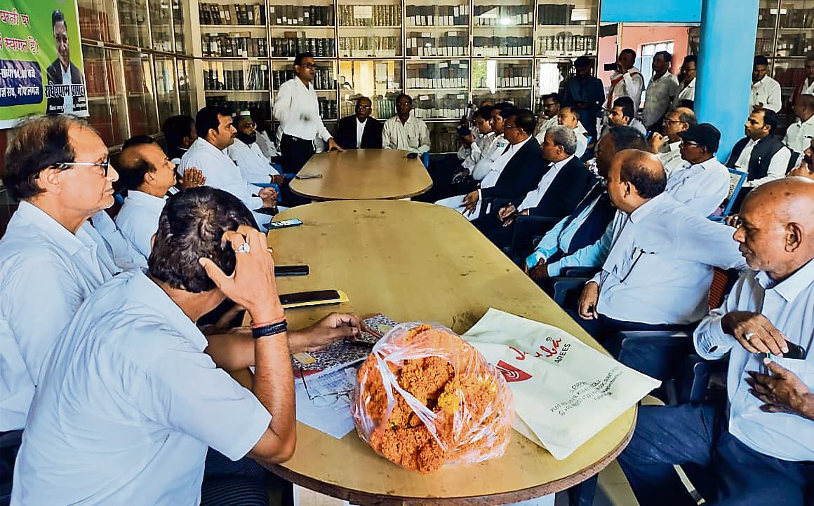 Gopalganj News : कोर्ट में वकीलों के बैठने के लिए जगह नहीं, किताब की कमी पर सरकार लेगी निर्णय