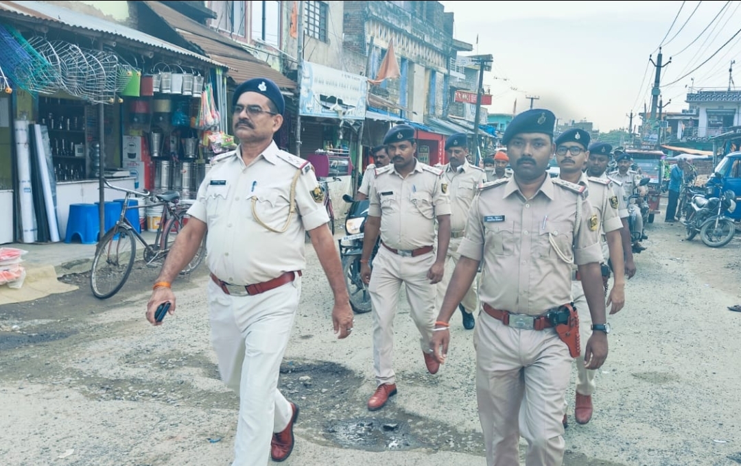 मुहर्रम पर्व को लेकर शंभुगंज में किया फ्लैग मार्च