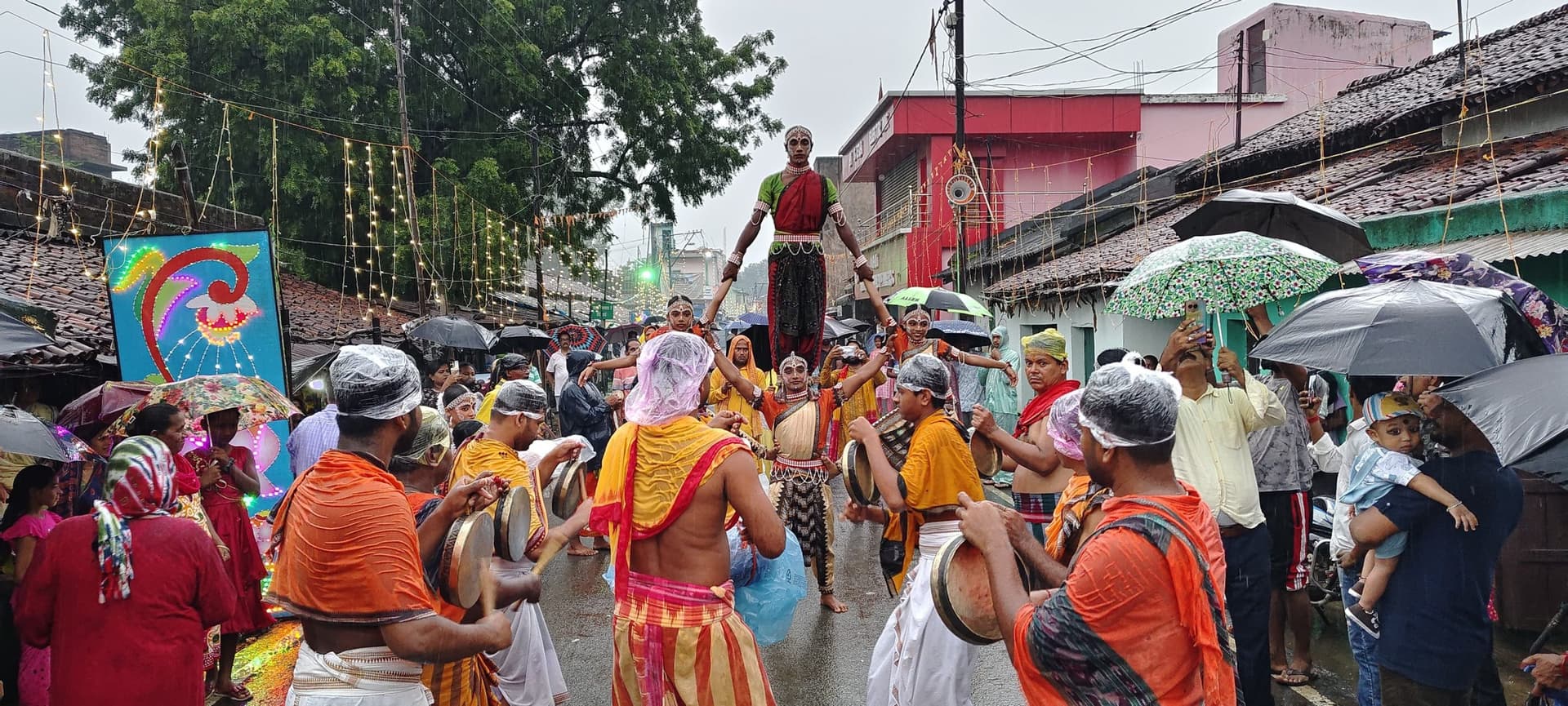 Seraikela Kharsawan News : भारी बारिश के बीच भाई-बहन के साथ श्रीमंदिर पहुंचे महाप्रभु