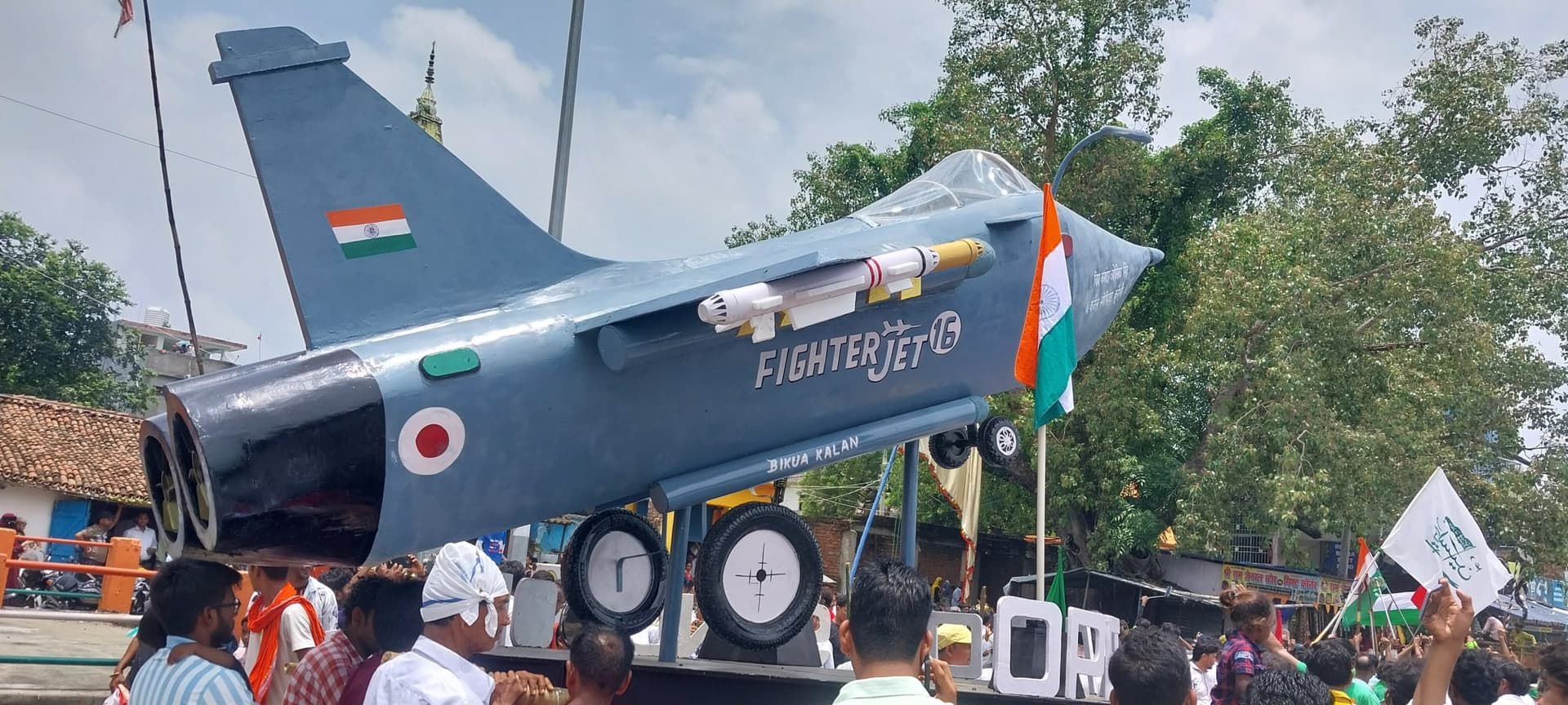 निकला मुहर्रम का जुलूस, राफेल जैसे ताजिये ने खींचा ध्यान