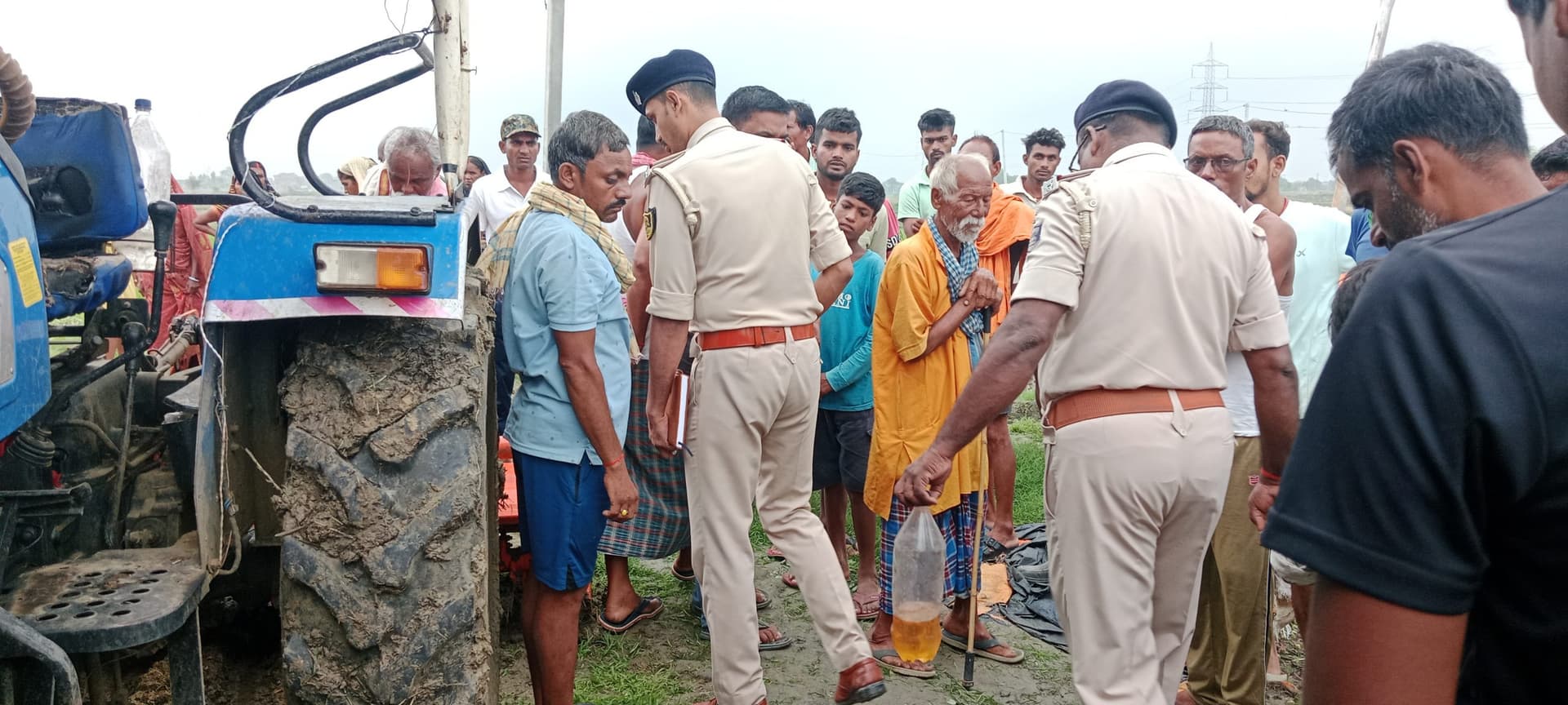 पेट्रोल छिड़क ट्रैक्टर में लगायी आग, जांच में जुटी पुलिस