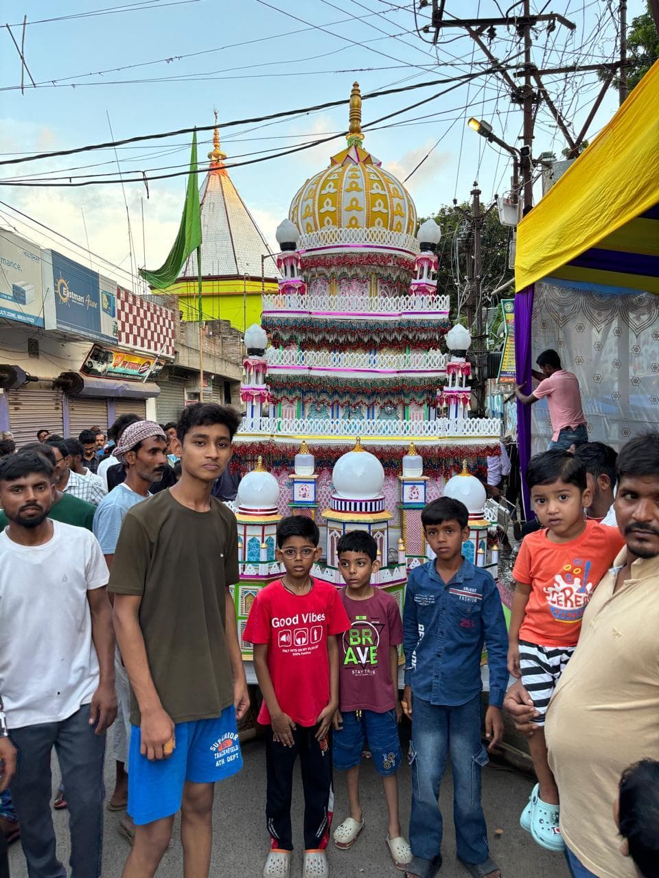 या हुसैन या हसन के नारे से गूंज उठे शहर व गांव