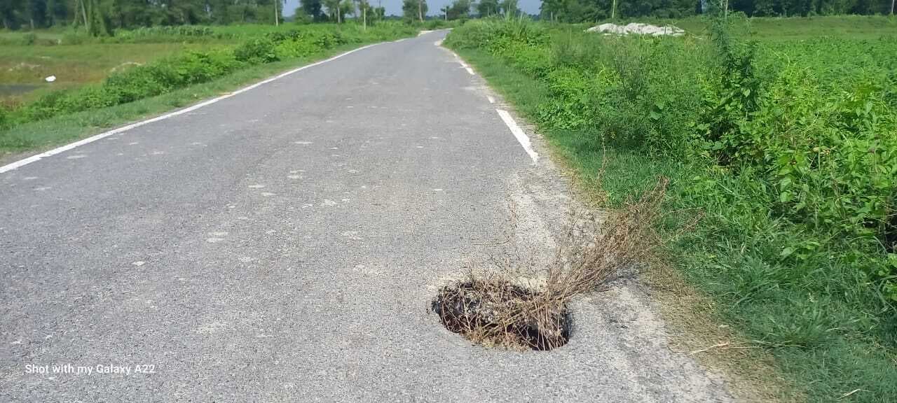 जर्जर सड़क पर पैदल चलना हुआ मुश्किल