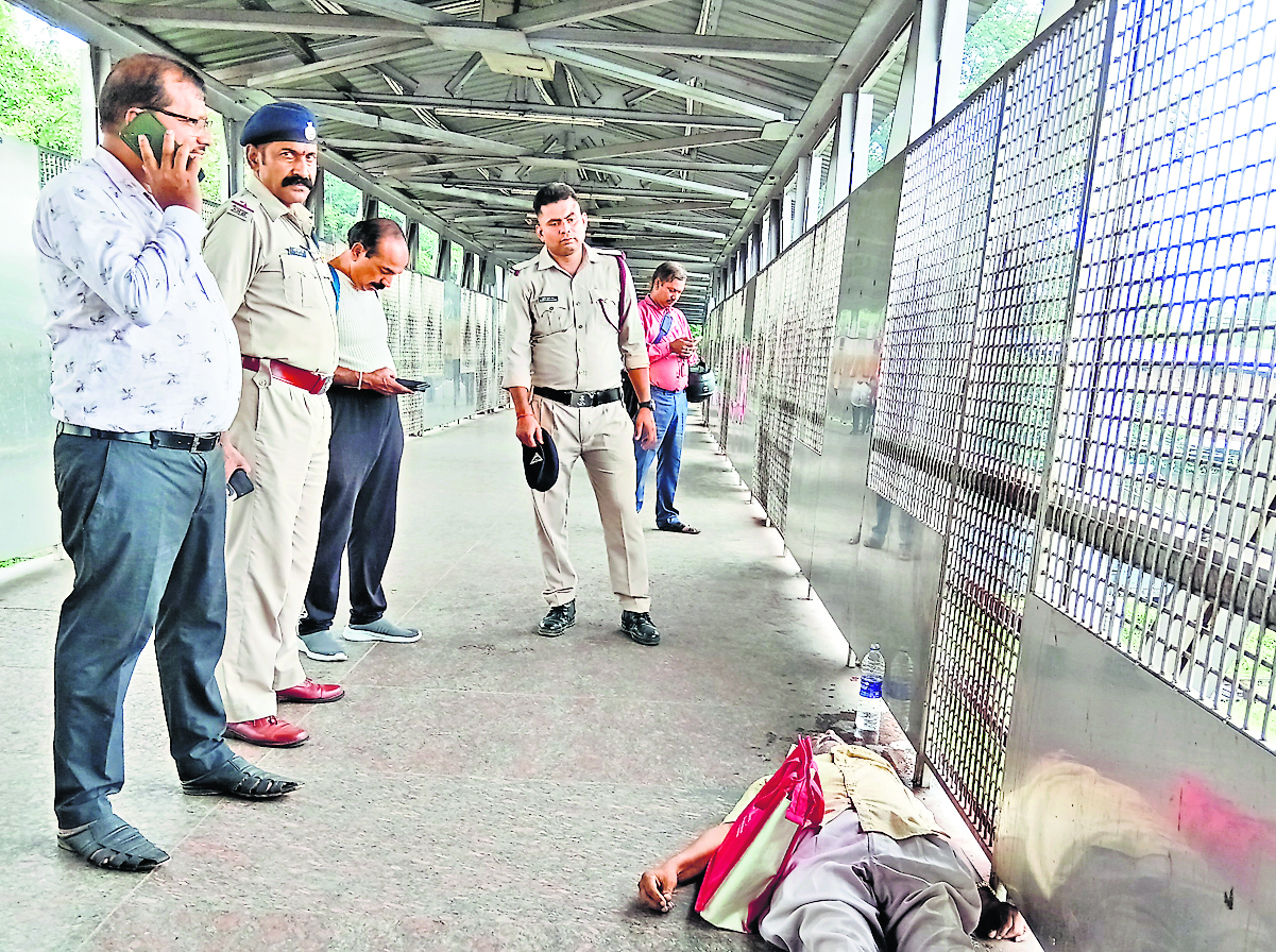 Jamshedpur News : टाटानगर स्टेशन पर हार्ट अटैक से कोलकाता के ज्वेलरी डब्बा कारोबारी की मौत