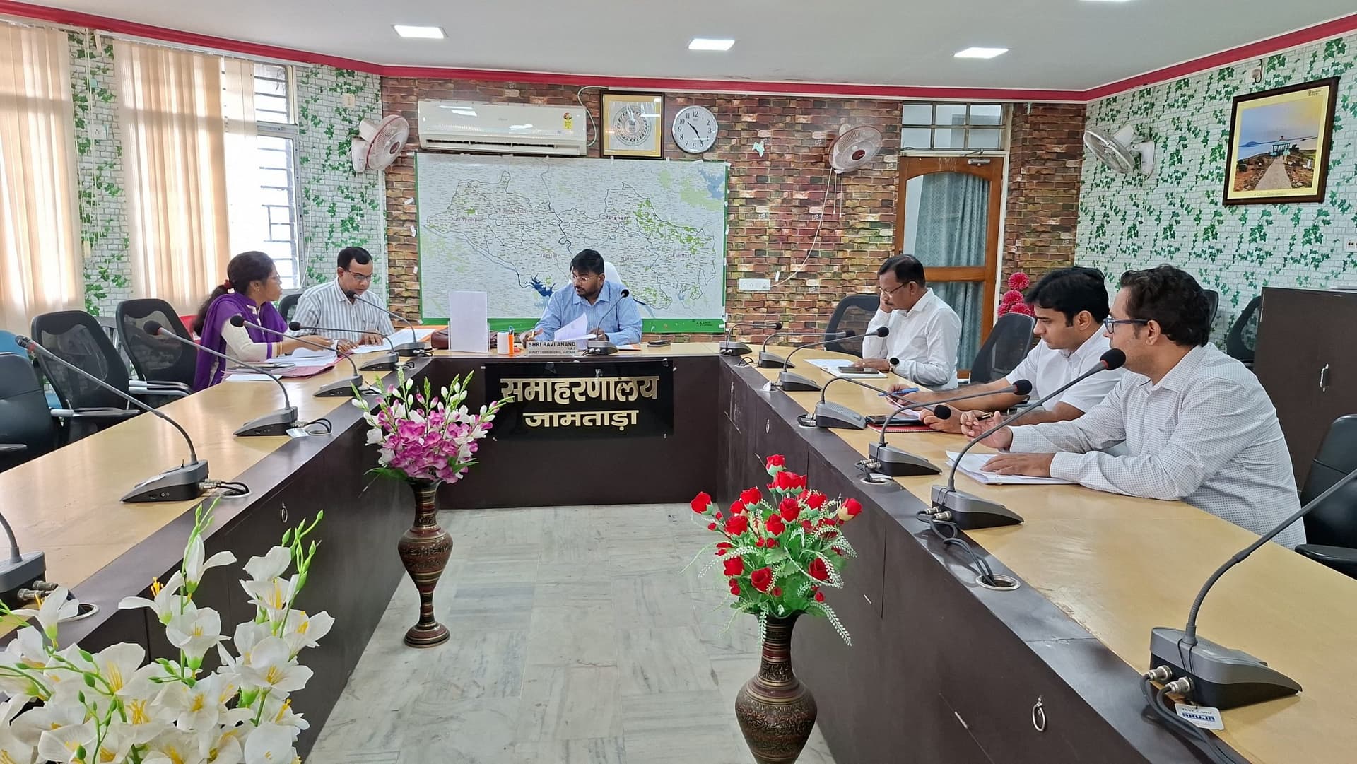 अबुआ व पीएम आवास के साथ शौचालय निर्माण करें टैग: डीसी