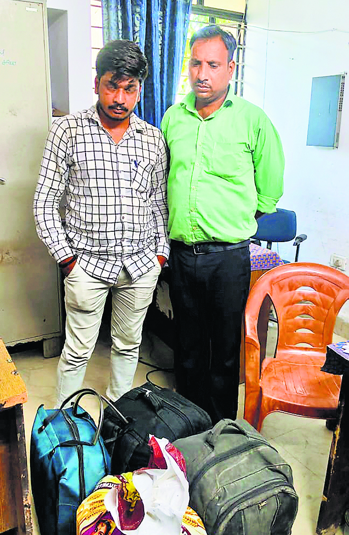 Gopalganj News : बलथरी चेकपोस्ट पर 86 लाख रुपये की चांदी के साथ दो को पुलिस ने दबोचा