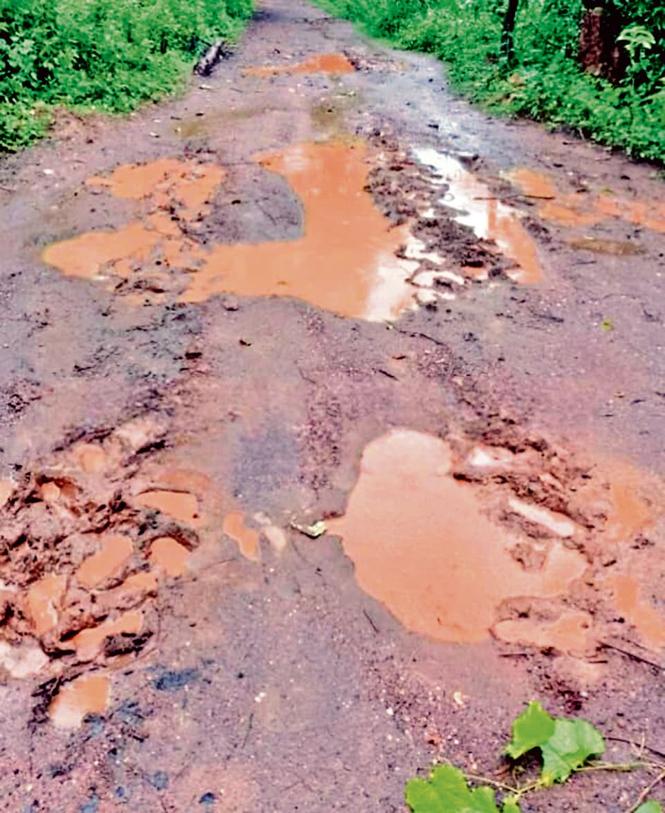 Chaibasa News : सारंडा में कागज पर विकास, बरसात में जानलेवा बनी सड़क
