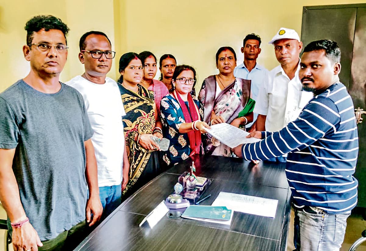 East Singhbhum News : नाली पर अतिक्रमण, घरों में घुस रहा पानी