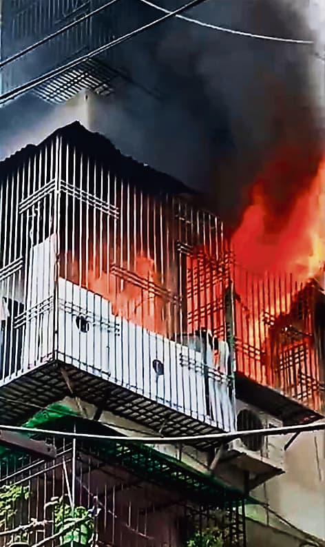 Patna News : बहादुरपुर में अपार्टमेंट की तीसरी मंजिल पर आग, एक फ्लैट खाक