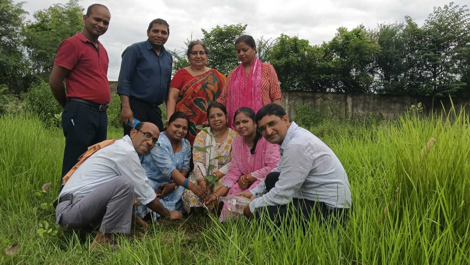 एक पौधा मां के नाम के तहत कॉलेज परिसर में किया गया वृक्षारोपण
