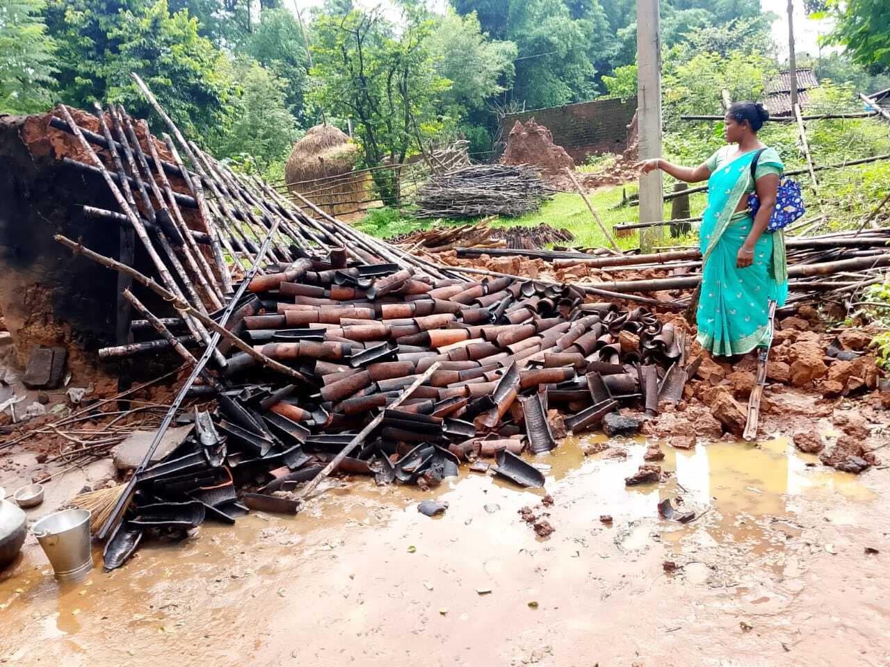 बारिश से घर गिरा, मलबे में दब कर वृद्धा की मौत