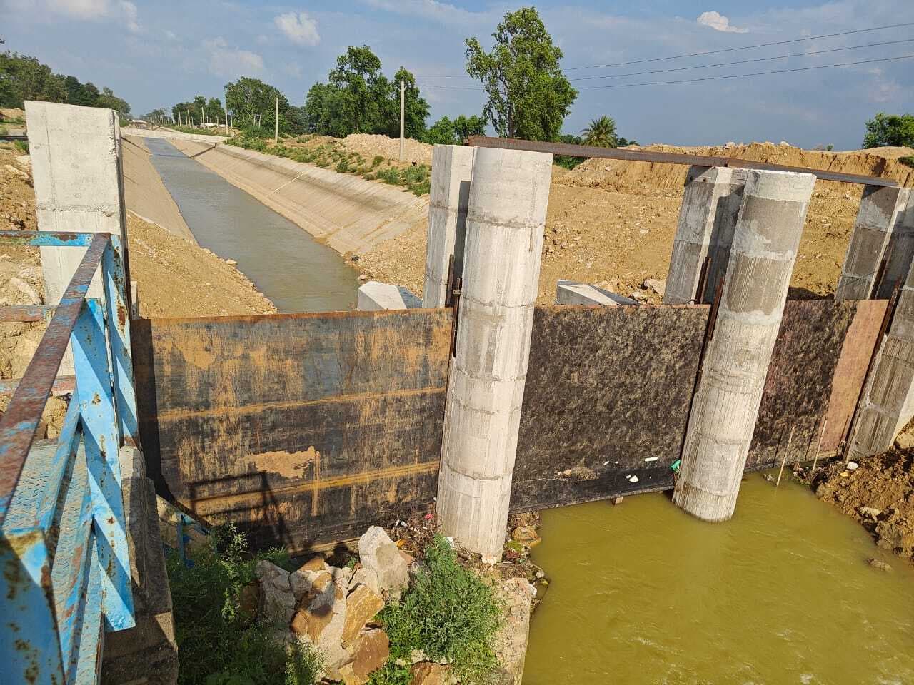 वाप्कोस की लापरवाही से धान की रोपनी प्रभावित, नर्सरी मे बीचड़ा हो रहा खराब