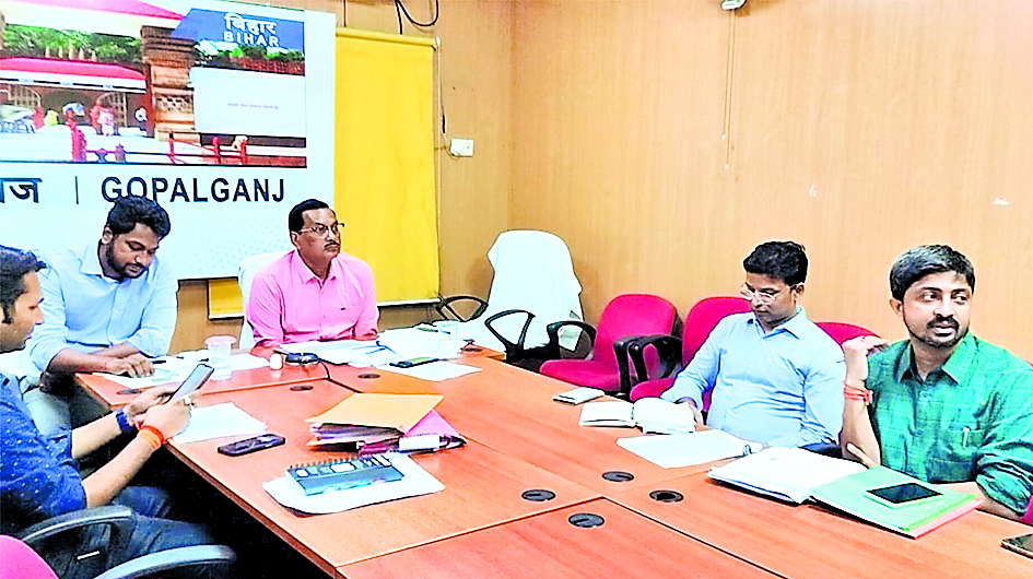 Gopalganj News : मतदाता गणना फॉर्म और दस्तावेज संबंधित बूथ स्तर अधिकारी को जमा कराएं : डीएम