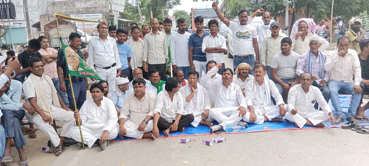 Motihari: मतदाता सूची पुनरीक्षण कार्य के विरोध में महागठबंधन ने किया चक्का जाम