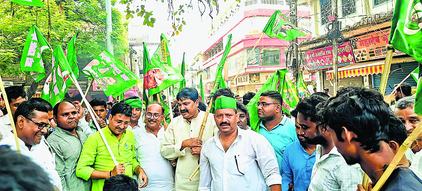 Gopalganj News : मतदाता सूची पुनरीक्षण के खिलाफ सड़क पर उतरा विपक्ष, हाइवे पर किया प्रदर्शन