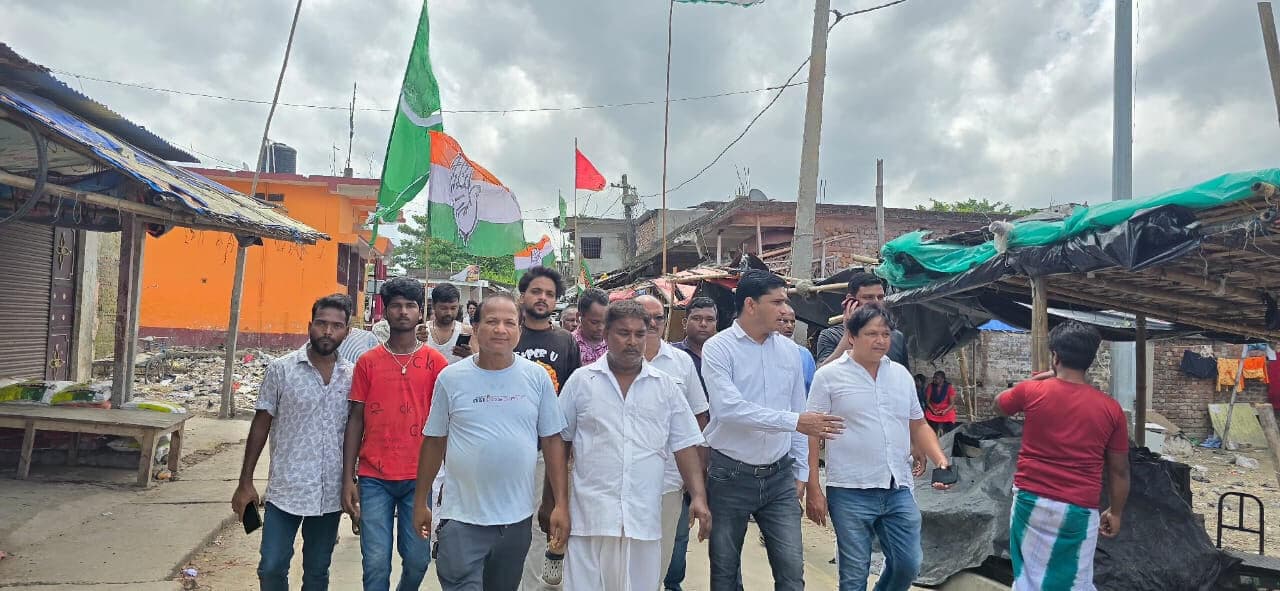 मतदाता पुनरीक्षण के विरोध में विशनपुर बाजार को कराया बंद