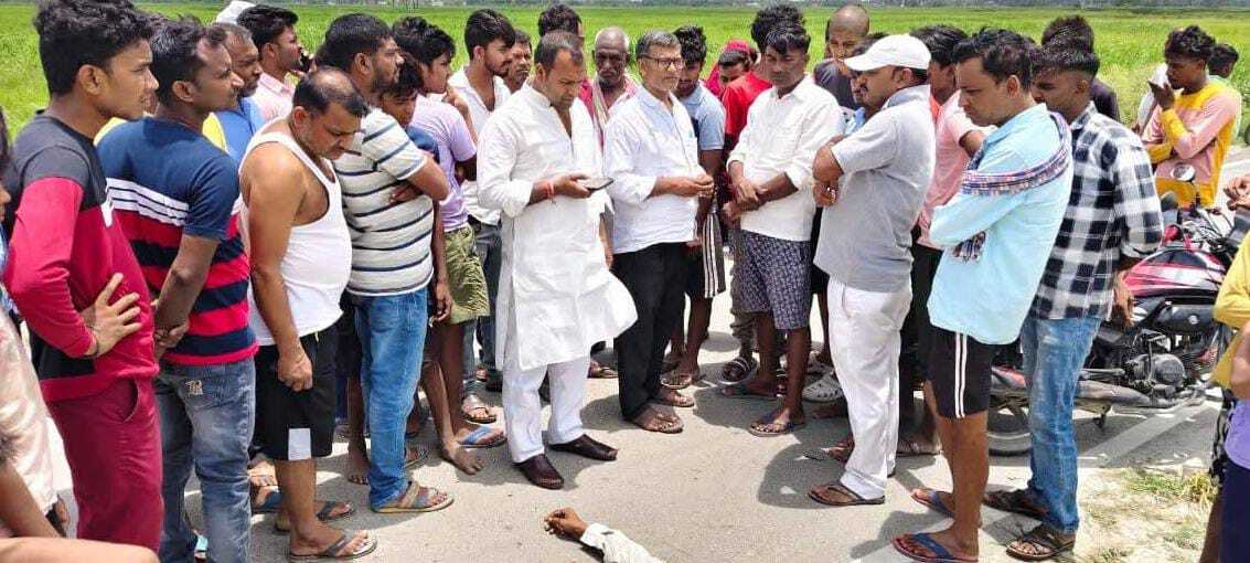 बैकुंठपुर में अज्ञात वाहन की चपेट में आने से अधेड़ की गयी जान