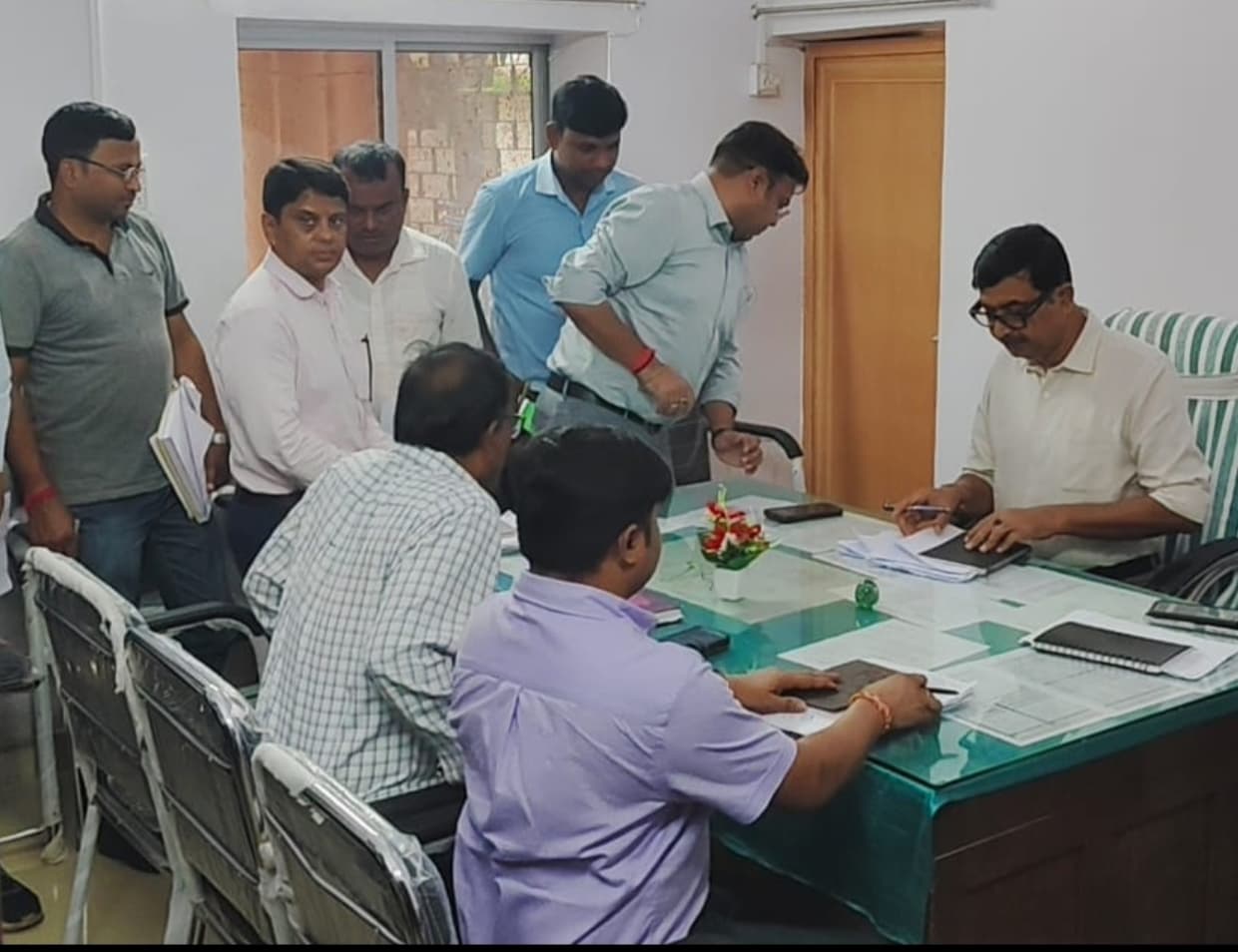 संबंधित कागजात उपलब्ध नहीं होने पर भी वोटरों से फॉर्म भरवाकर लें – डीएम