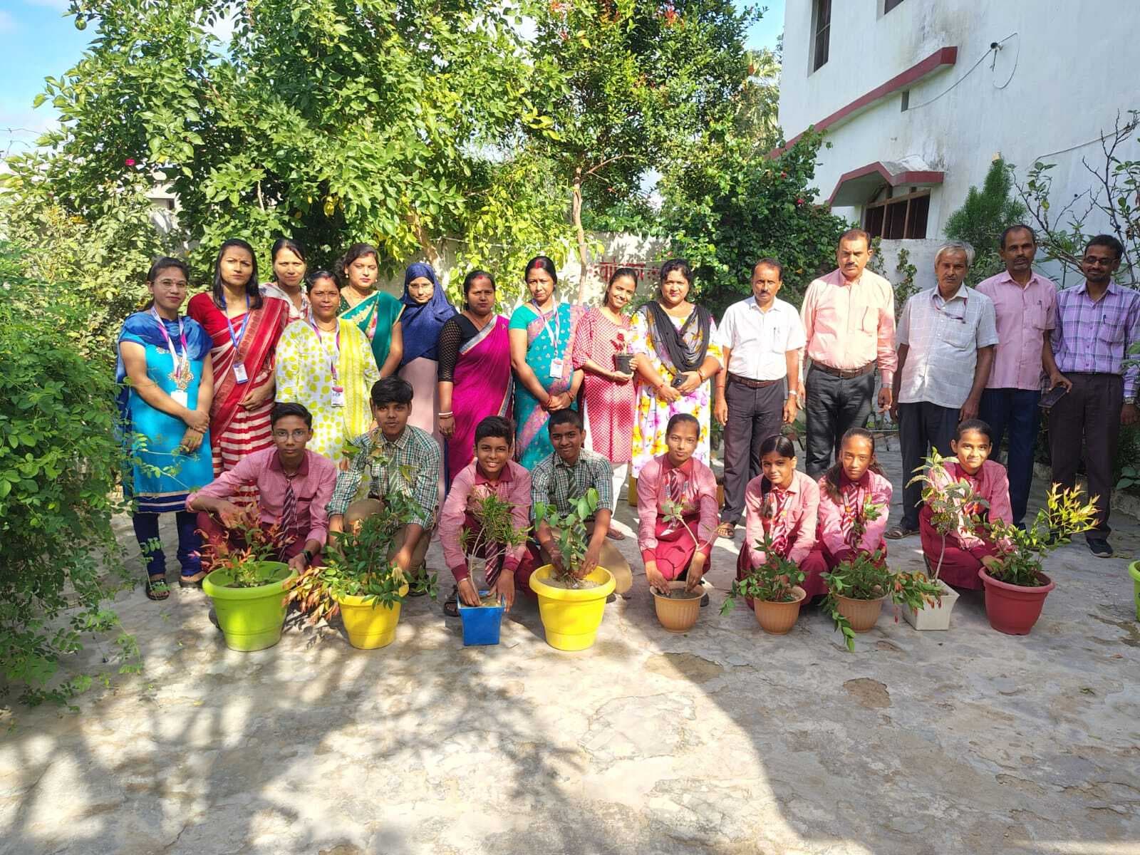 Madhubani News : प्रोग्रेसिव पब्लिक स्कूल के छात्रों ने किया पौधारोपण