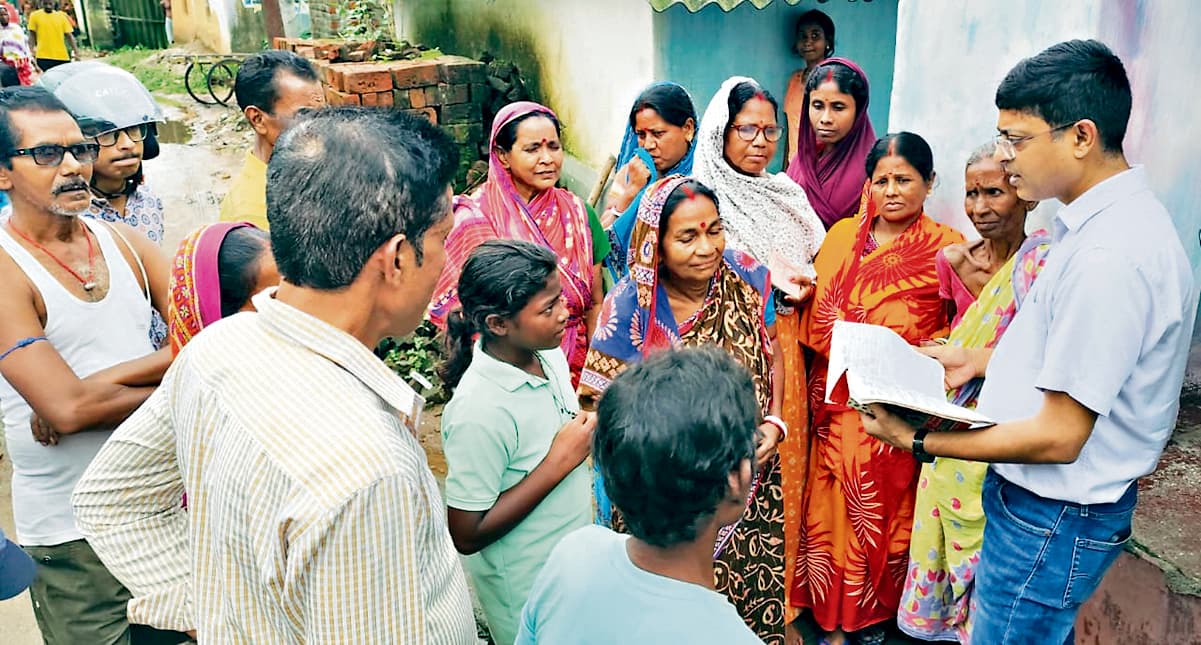 East Singhbhum News : भारत सरकार के संयुक्त सचिव रवि शंकर ने राशन दुकानों की जांच की, लाभुकों से मिले