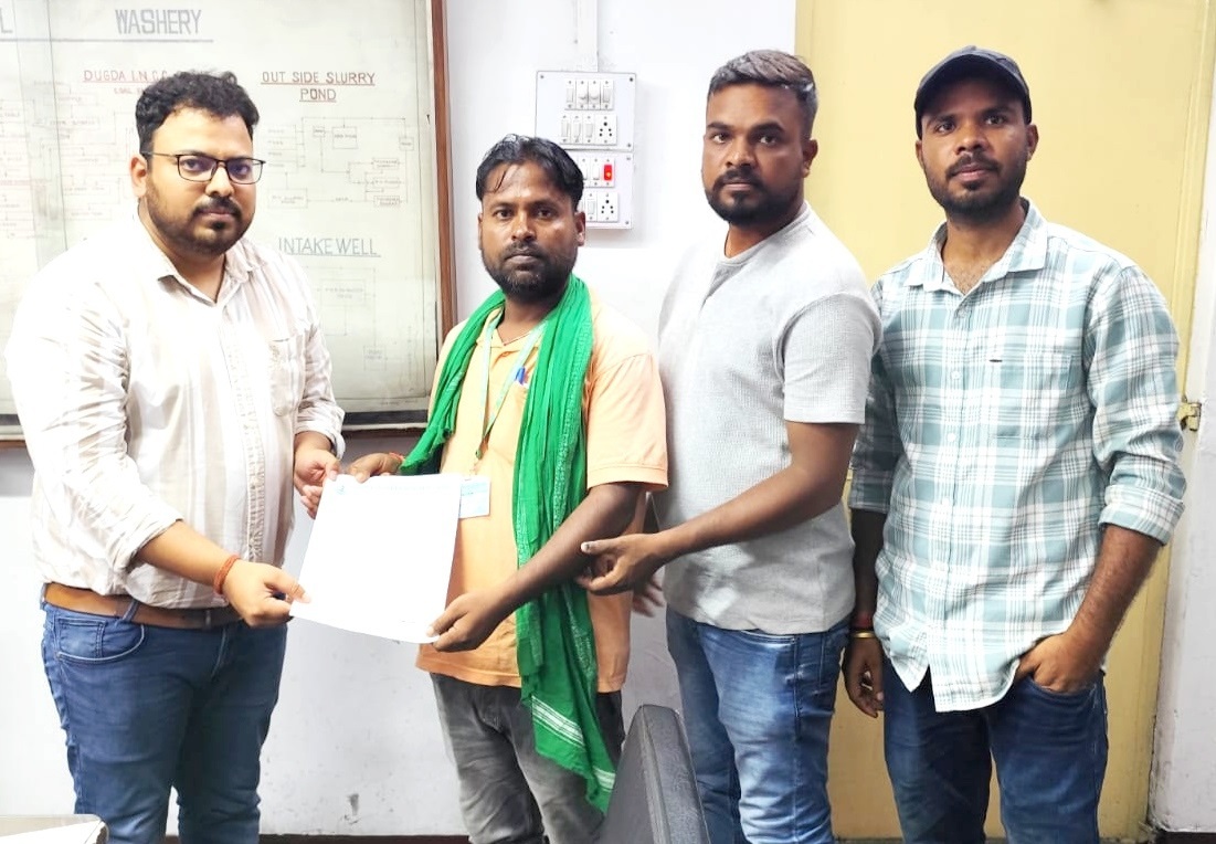 Bokaro News : विस्थापित रैयत मोर्चा ने पीओ को सौंपा ज्ञापन