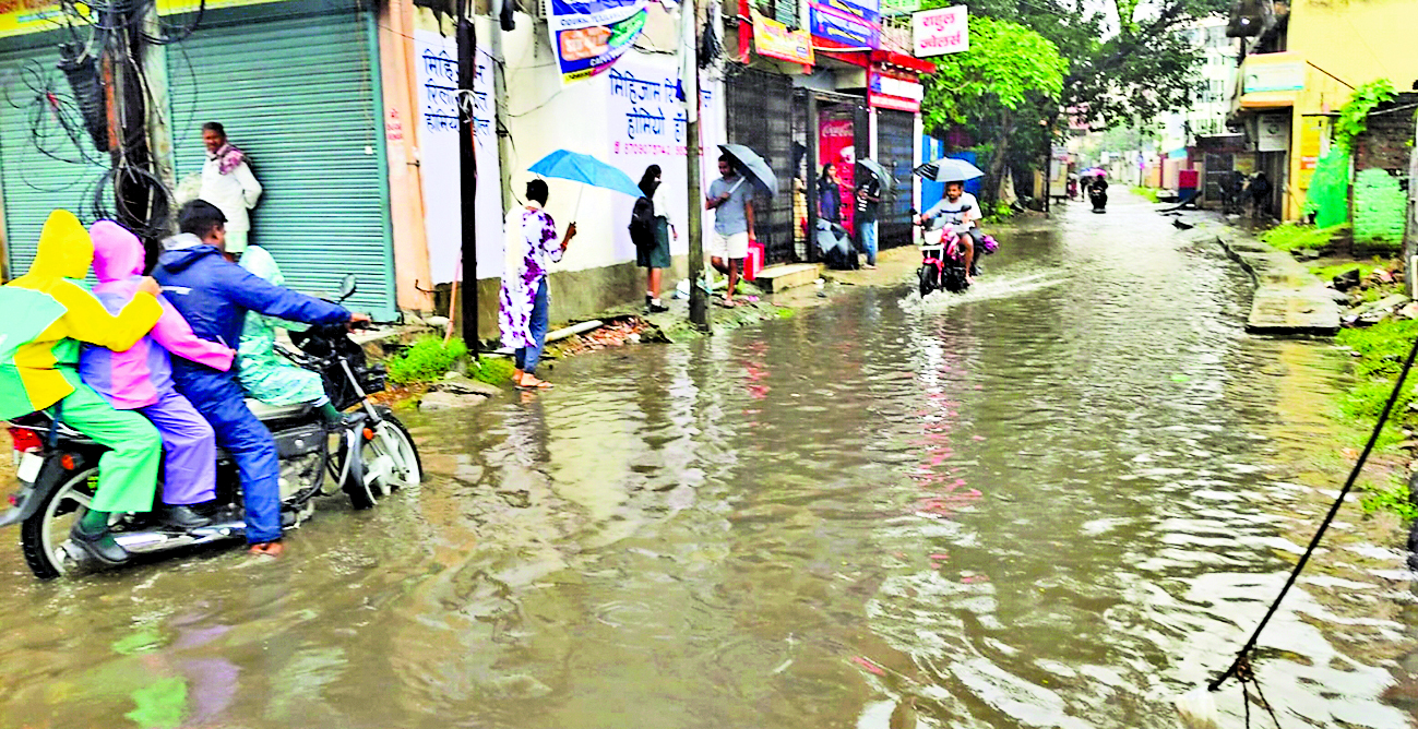 Dhanbad News : व्यावसायिक परिसरों व रिहायशी इलाकों में भरा पानी, दर्जन भर घर ध्वस्त