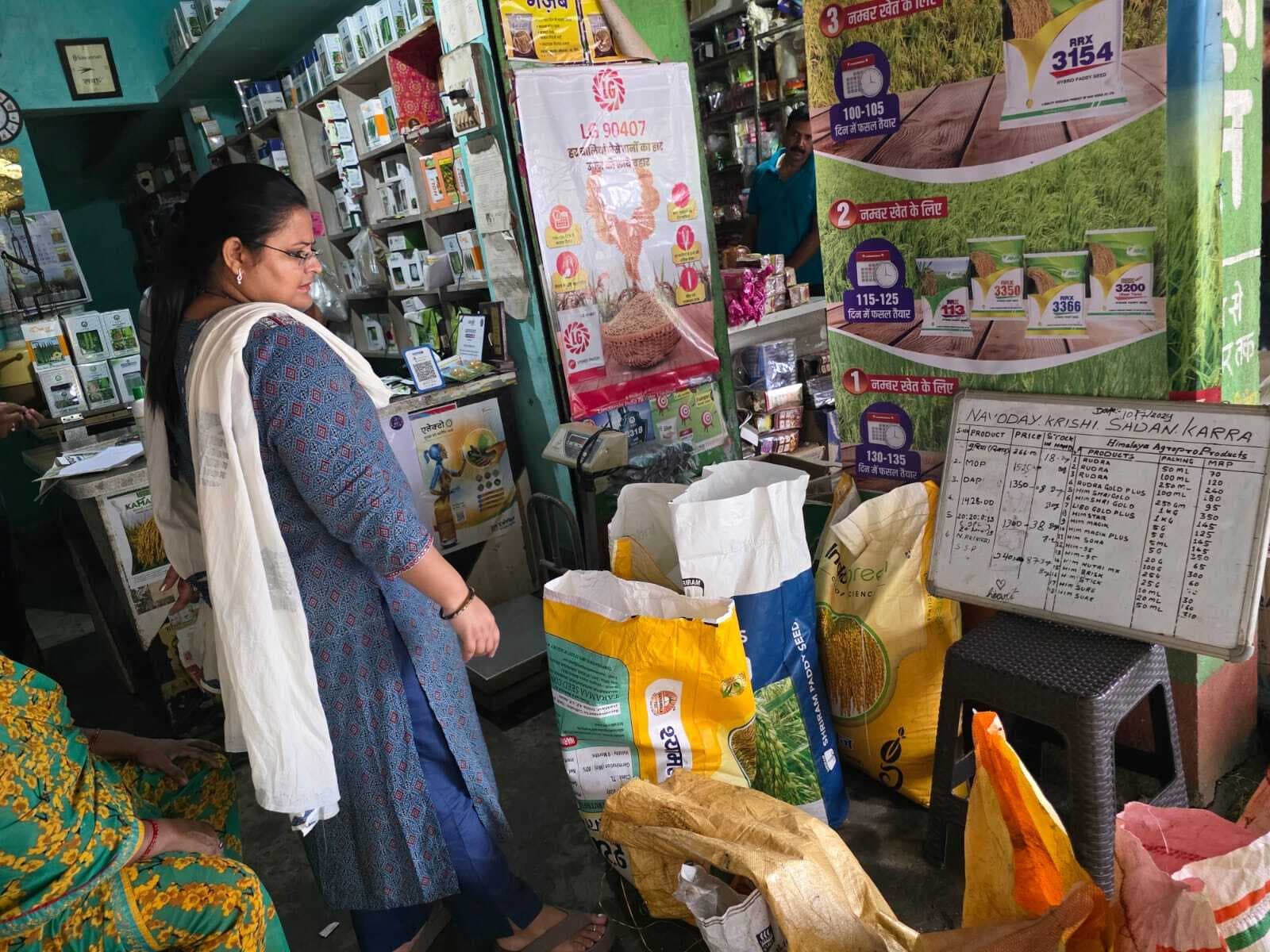बीडीओ-सीओ ने किया खाद-बीज दुकानों का निरीक्षण