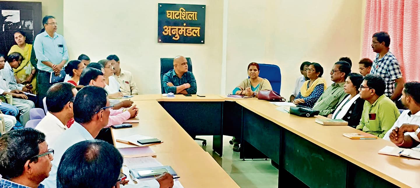 East Singhbhum News : स्कूलों की व्यवस्था में सुधार के लिए एसडीओ ने बैठक की