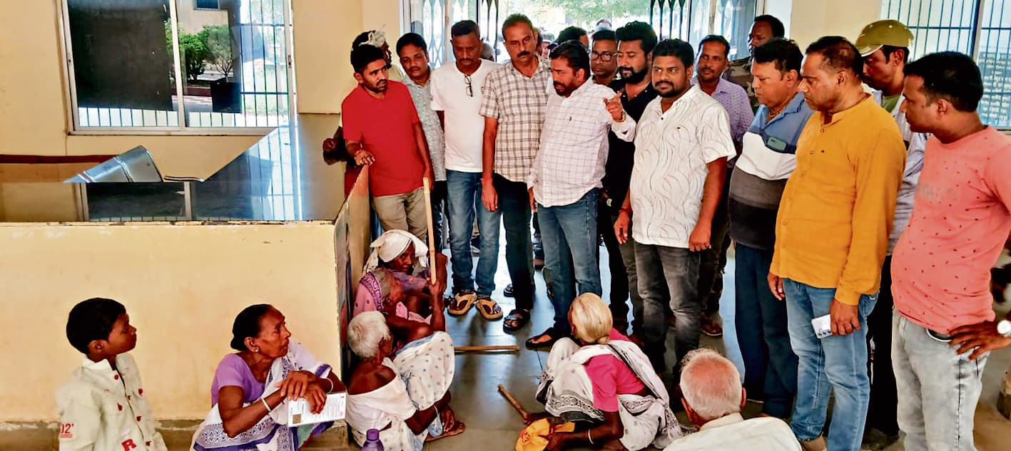 East Singhbhum News : बिचौलियों को हावी नहीं होने दें, सरल तरीके से लोगों का काम करें : विधायक समीर मोहंती