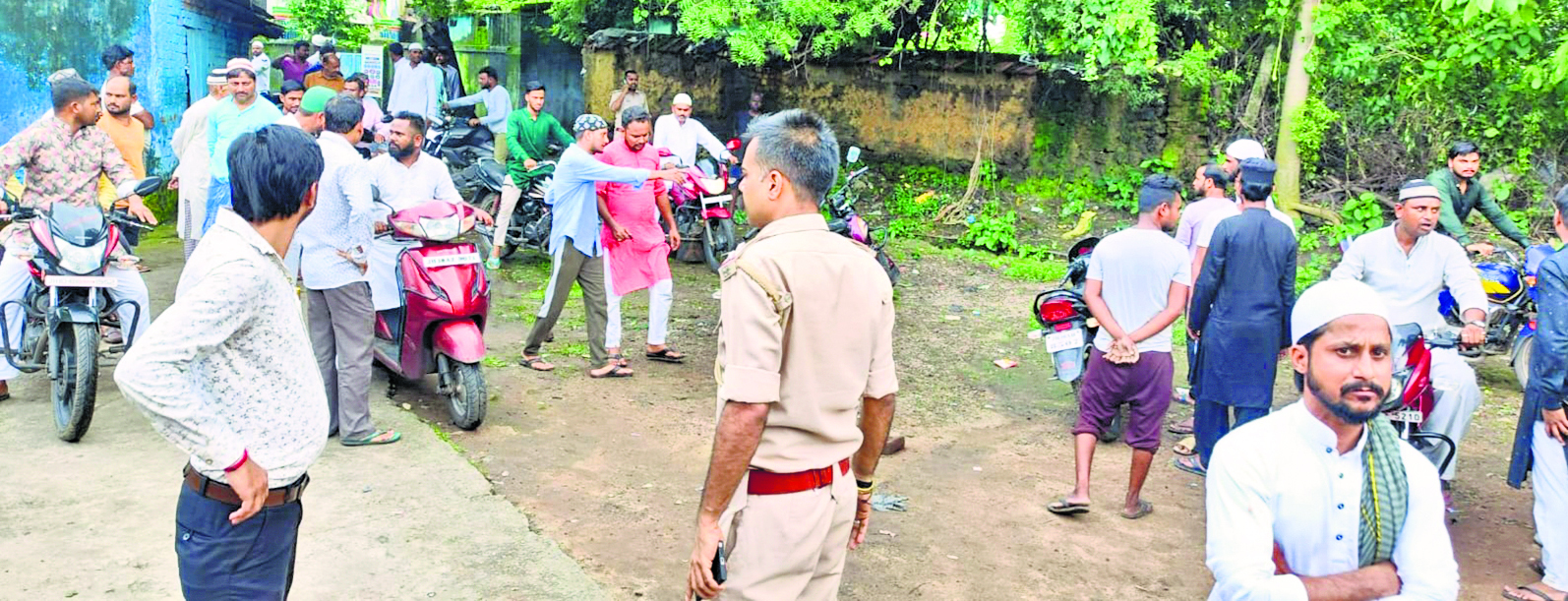 Dhanbad News : लोयाबाद पावर हाउस मस्जिद में नमाजियों में हिंसक झड़प, एक दर्जन जख्मी
